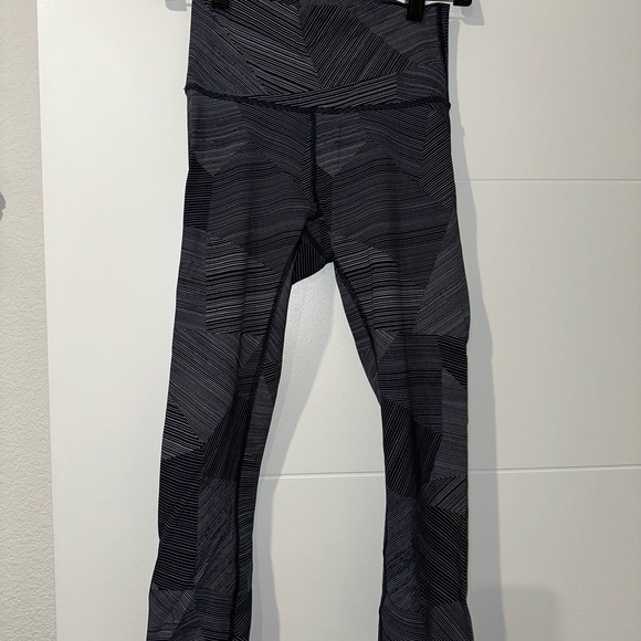 [Like New] Lululemon Wunder Under Crop (Hi-Rise) (Full-On Luxtreme 21") - Picture 5 of 7